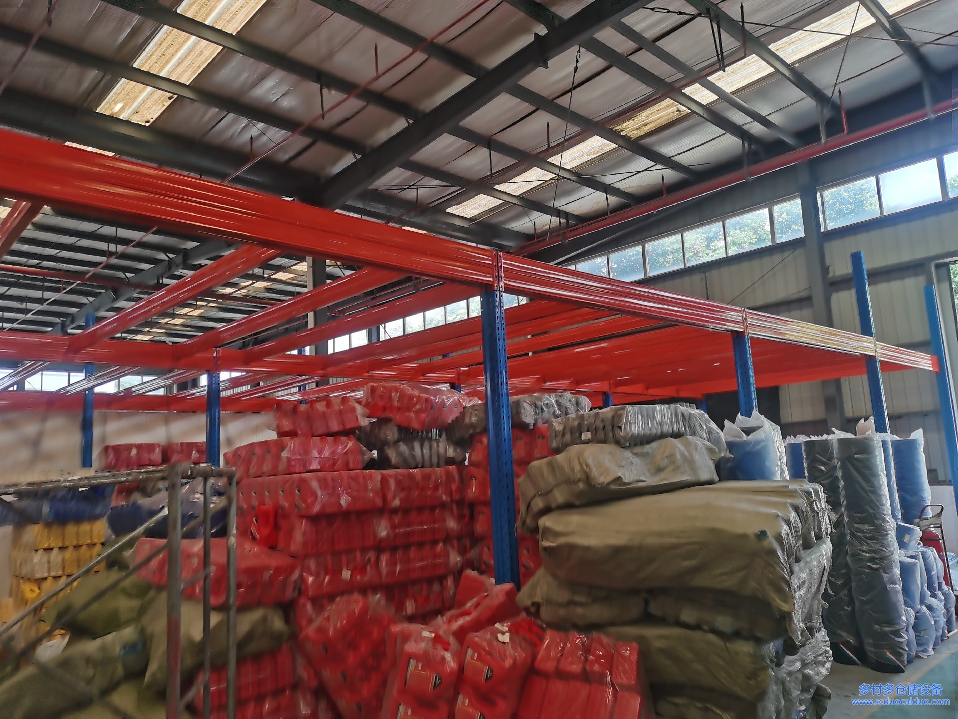 成都阁楼货架安装第一天钢平台首层铺板