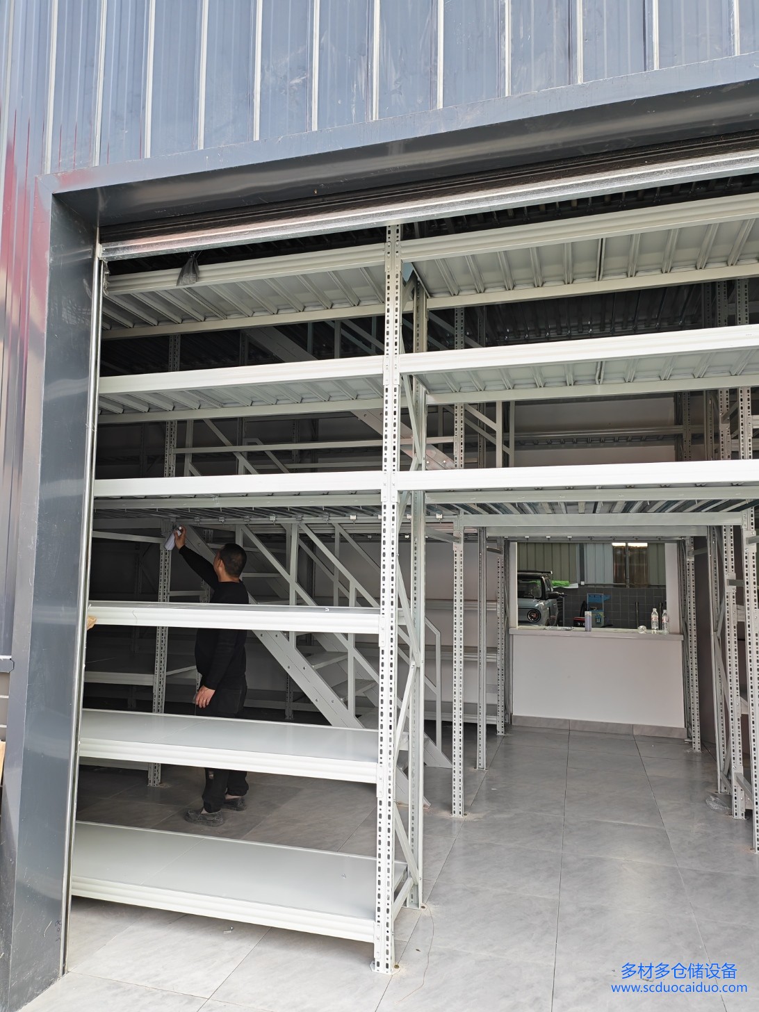吉利4S汽车店三层阁楼货架安装完工案例_4S店配件仓储解决方案仓储货架案例 - 四川多材多定制